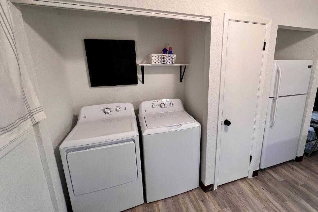 Chic & Cozy 2 Bedroom - 1 Bathroom - Rated Best Eagle Pass Exterior foto