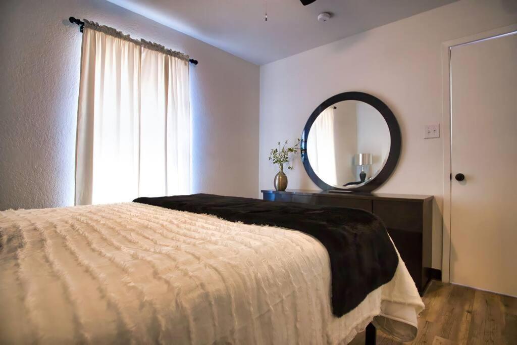 Chic & Cozy 2 Bedroom - 1 Bathroom - Rated Best Eagle Pass Exterior foto