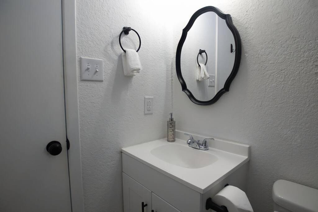 Chic & Cozy 2 Bedroom - 1 Bathroom - Rated Best Eagle Pass Exterior foto