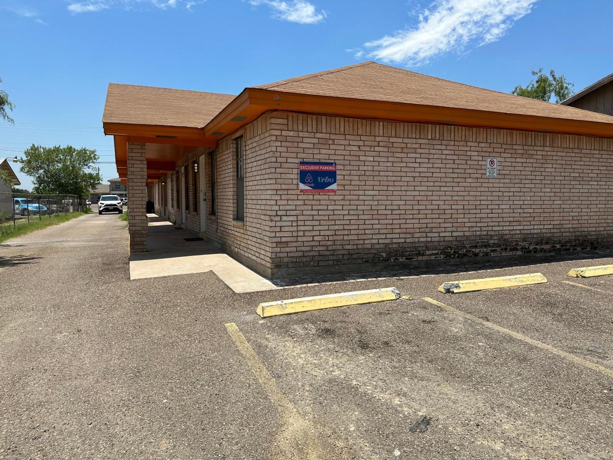 Chic & Cozy 2 Bedroom - 1 Bathroom - Rated Best Eagle Pass Exterior foto