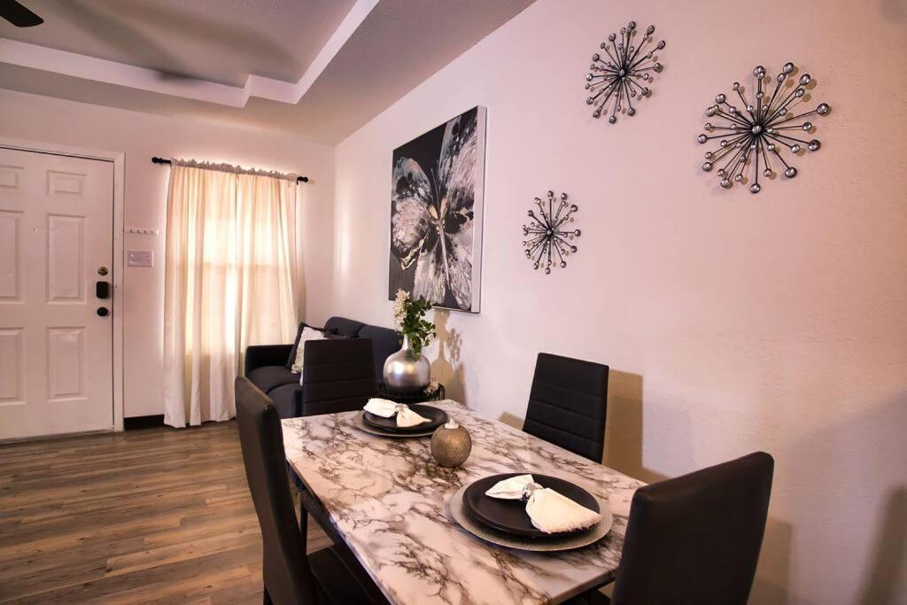 Chic & Cozy 2 Bedroom - 1 Bathroom - Rated Best Eagle Pass Exterior foto