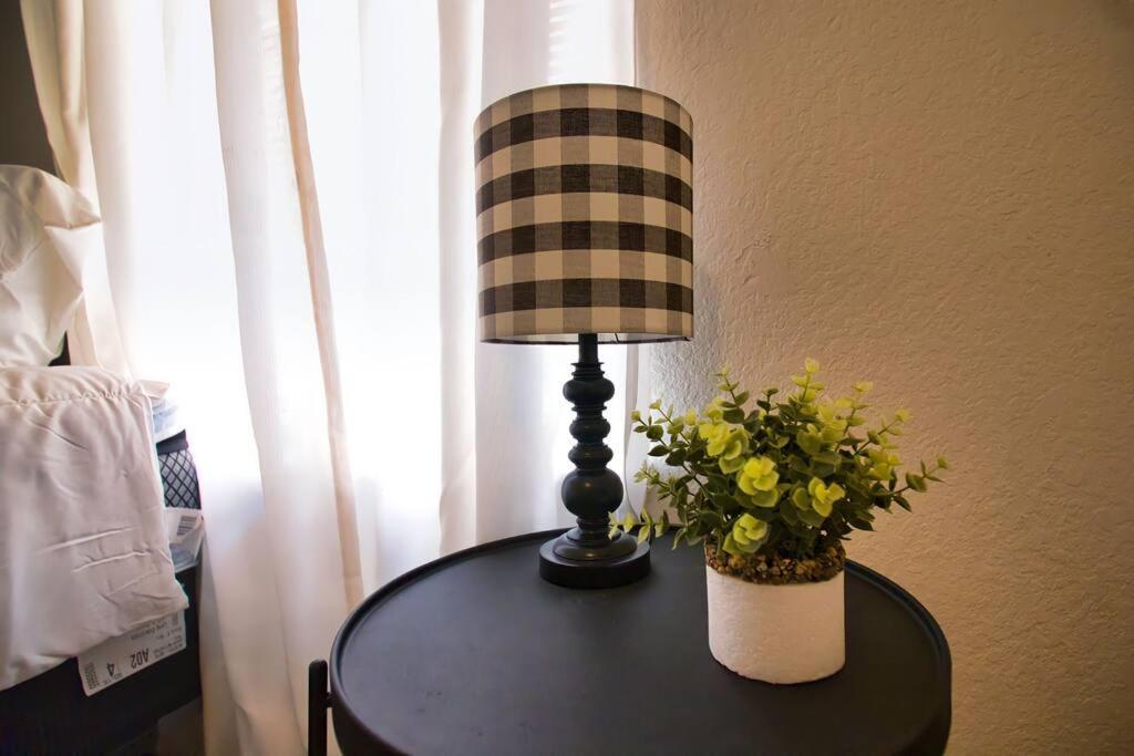 Chic & Cozy 2 Bedroom - 1 Bathroom - Rated Best Eagle Pass Exterior foto